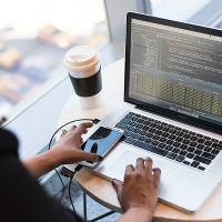 CYFRYZACJA BIZNESU ZWIĘKSZA POPYT NA KOMPETENCJE IT RYNEK KONTRAKTINGU USŁUG IT