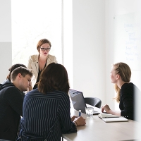 Niedobór talentów wciąż wyzwaniem dla szefów. W swoich strategiach zatrudnienia nie szukają oszczędności. Chcą inwestować w rozwój pracowników.