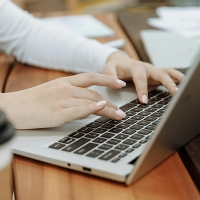 Dlaczego MacBook to najlepszy wybór do pracy zdalnej i hybrydowej?