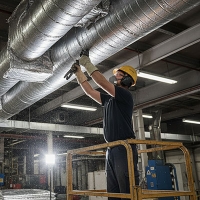 Praca jako monter izolacji  - bez języka, praca na rotacjach. Sprawdź, dlaczego to świetna opcja