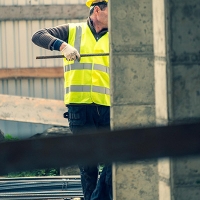 Jakie buty robocze na lato? Praktyczny przewodnik dla pracujących w wysokich temperaturach