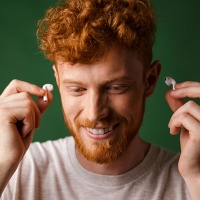 Hałas w biurze i samolocie? Aktywna redukcja hałasu w AirPods 5 radzi sobie z nim lepiej niż dotąd