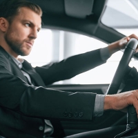 Odpowiedzialność za kierownicą: jak świadomie zarządzać ryzykiem w drodze do pracy i z pracy?