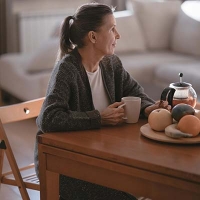 Aktywizacja zawodowa 60+: Jak znaleźć pracę i optymalizować koszty życia w Polsce 