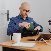 Jakie gadżety do biura realnie zwiększają komfort i efektywność pracowników?
