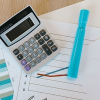 Kiedy opłaca się przenieść payroll do firmy zewnętrznej, a kiedy budować własny zespół?