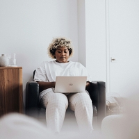 Etat czy własna firma? Co bardziej się opłaca w 2025 roku