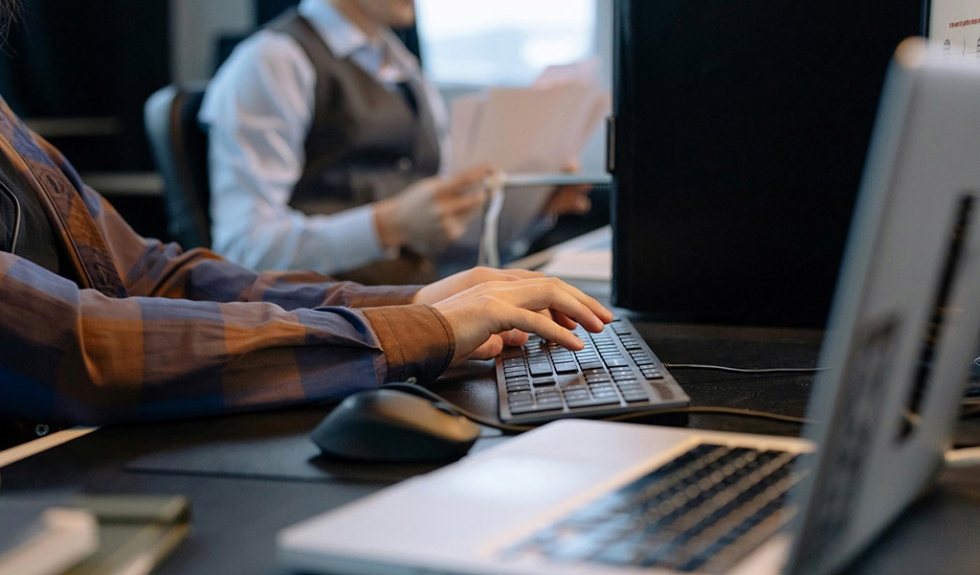 4 na 10 pracodawców IT chce zatrudniać, o zwolnieniach myśli połowa mniej firm. Jaka przyszłość czeka branżę nowych technologii?